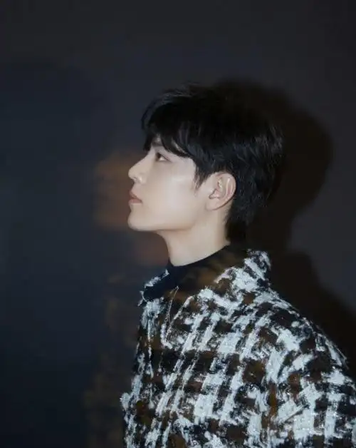 肖战一身黑白配尽显长腿迷幻画风展帅气侧颜杀