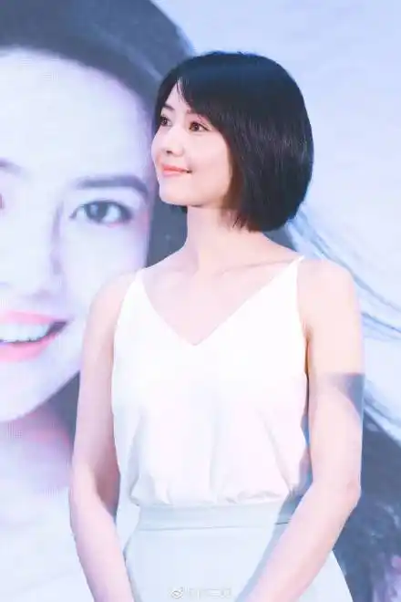 高圆圆短发造型少女感十足,网友:你这是穿越回了十年前么