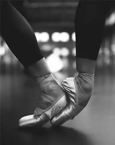 绷直脚尖,直立舞台真的这么舒适吗?