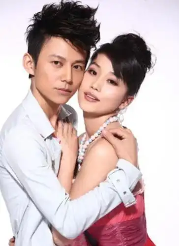 何炅与44岁女友似母子 快乐大本营主持人情史