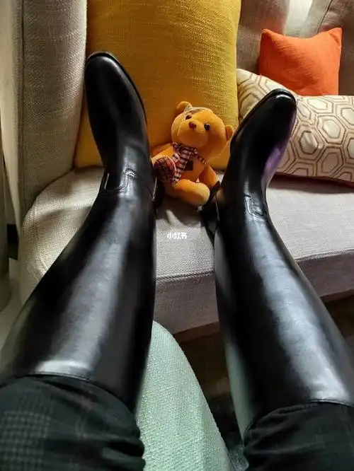 第一次穿着马靴睡着了