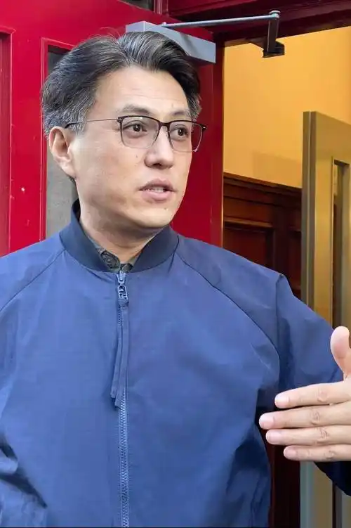 靳东满头白发怎么老成这样了?你看像不像六十多岁?_形象_照片_白发和