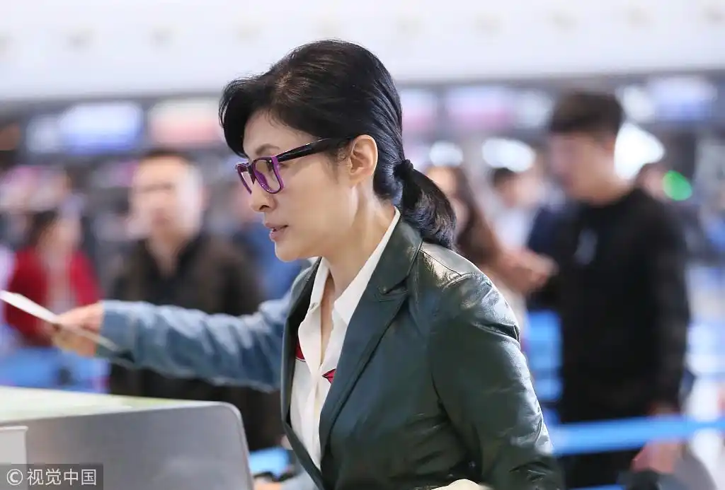 【50岁周涛戴黑框眼镜文艺范十足】早前,前央视主持人周涛现身机场.