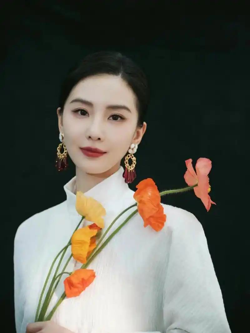 刘诗诗最新活动造型来袭,身穿白色中式旗袍,头簪红花,婉约又大方  不