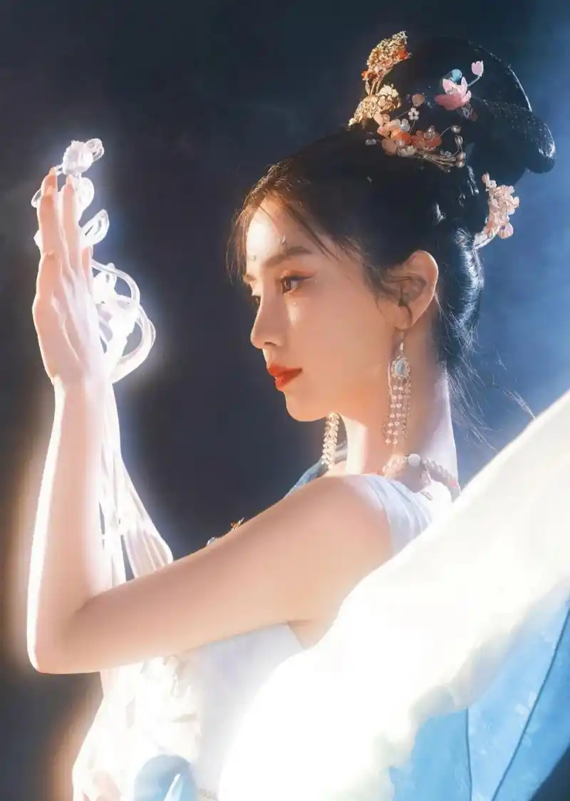 杨颖的敦煌造型真漂亮,身姿卓越,美艳动人,不足的是缺少灵动与仙气!