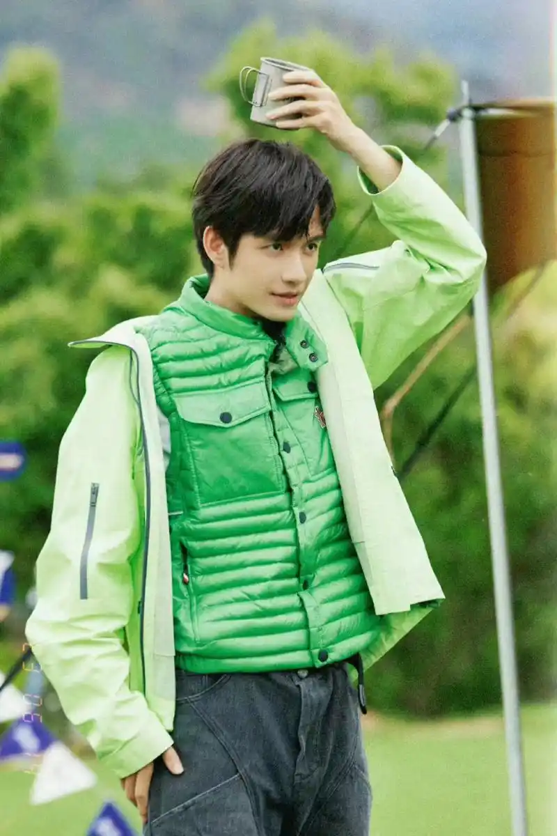 刘昊然抽烟抽得挺凶的,尤其跟女友在一起时,周围经常都是烟雾缭绕.