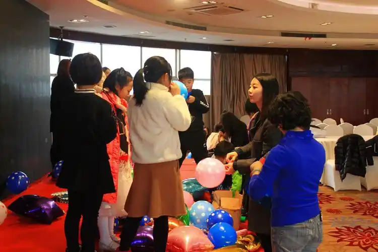 这次party全过程都是我们家长一手策划举办～就连现场布置也是我们亲