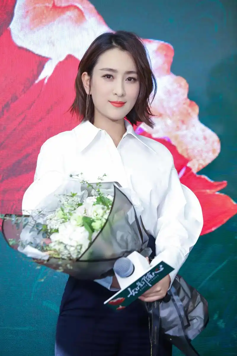 38岁马苏换新发型变波波头短发配衬衫西裤干练时髦减龄时髦