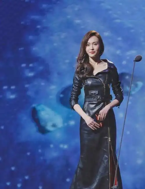 唐嫣太会抢眼球,穿"特工裙"拉链只拉一半,172的个子确实惊艳