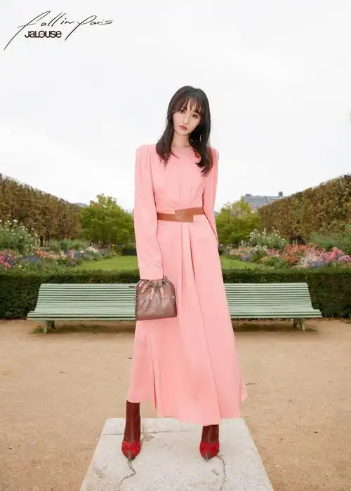 郑爽粉色裙子高冷性感图片17