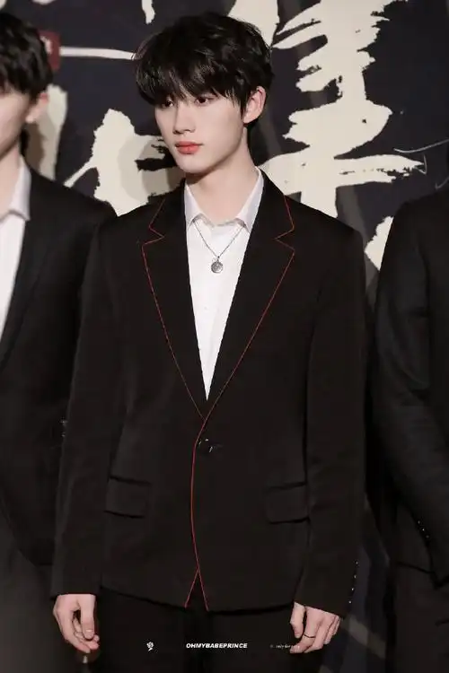 丁程鑫黑色条纹西装