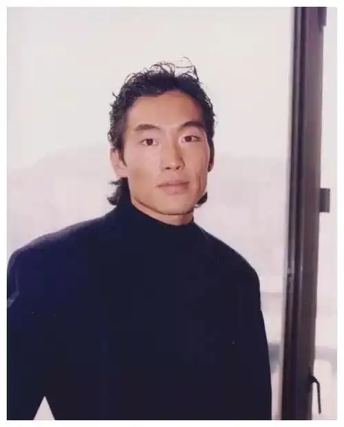 香港演员郑浩南晒出家居,50岁坚持锻炼身体,自己开着游艇出海