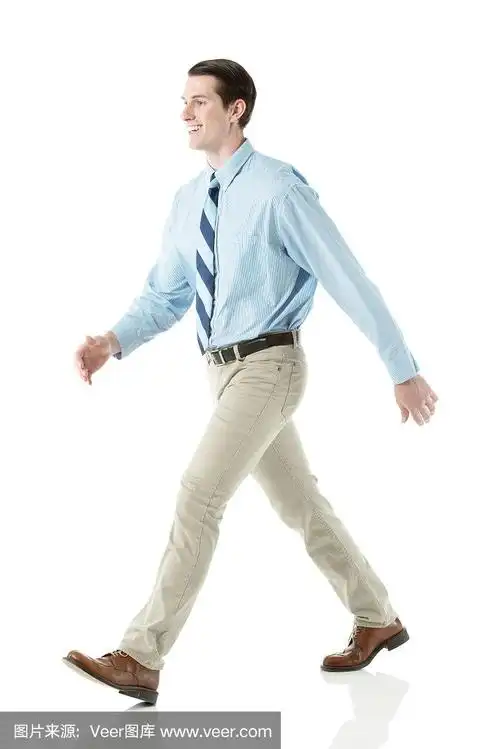 英俊的年轻人走路