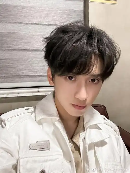 严浩翔高会#有个小男孩自拍眼睛都是带钩子的06