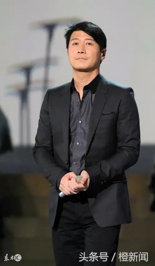 天王玩转高铁!世上最远的距离:黎明在你身边但你在玩手机_网易订阅