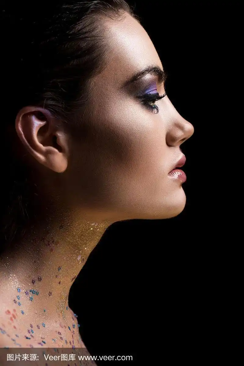 迷人迷人的女人的侧面肖像与化妆和闪光的身体,孤立在黑色