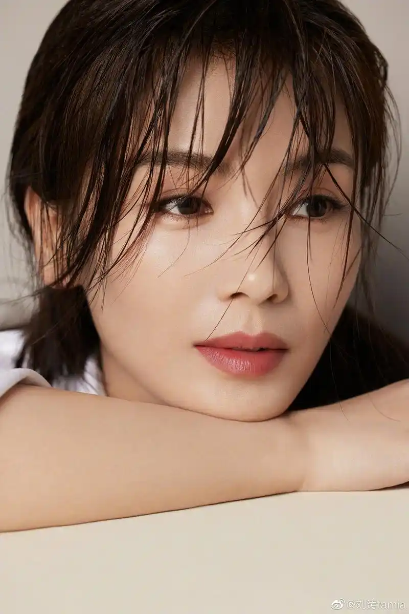 组图:刘涛晒简妆情绪生日写真 感性发文"幸好我依然是我"