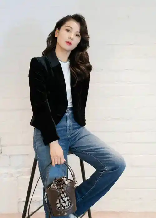 私服刘涛穿小黑西装牛仔裤减龄时尚,40 都不敢相信_自然_女性_经典