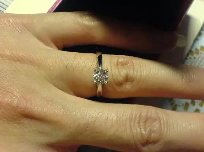 花了5000元结果买了个假钻石用一张纸就可以分辨