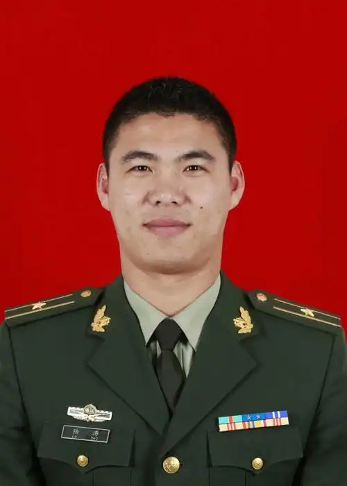 2005年9月入伍,现任武警浙江省总队参谋部训练处参谋,少校军衔,父亲陆