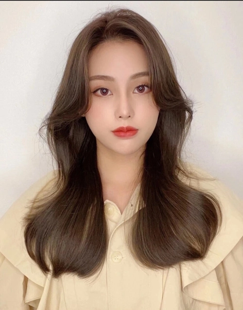 s形的长卷发梳成三七分的造型,自然地放到两侧,优雅时尚,很有名媛风