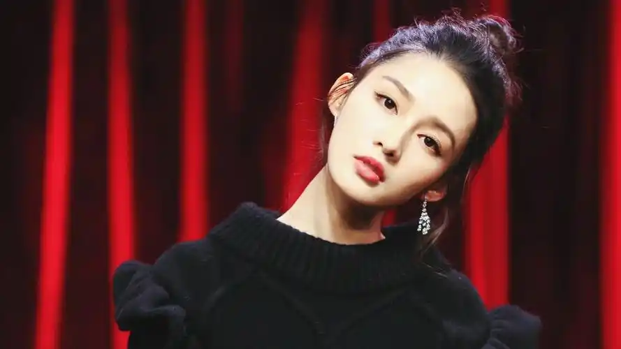 内地明星李沁明星风尚壁纸