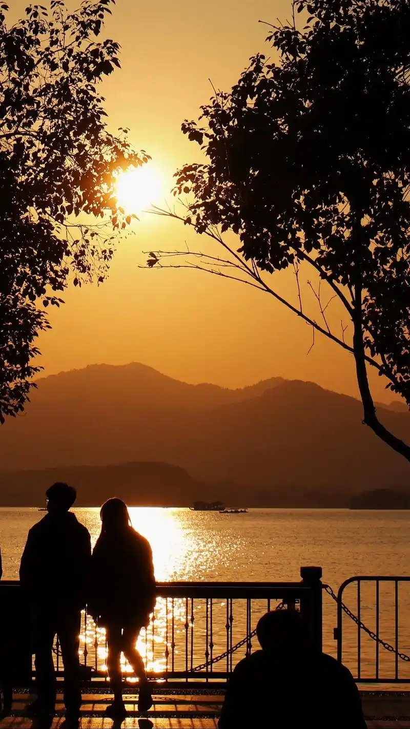 日落时爱上你(遥祝这对情侣一直幸福.91:佳能r50 拍摄参 - 抖音