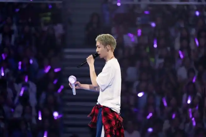 张艺兴拿应援棒与贝壳舞台大合照