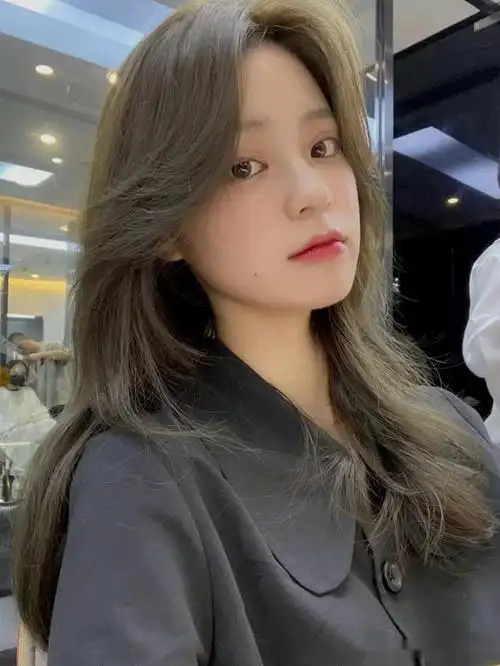 2020秋冬流行的发色,不仅白皮女孩染好看,黄黑皮染也超显白