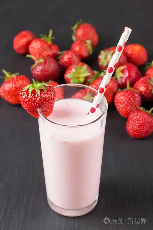 玻璃杯里的草莓酸奶