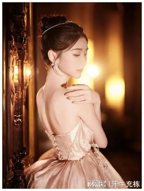 毛晓彤金粉色蝴蝶抹胸公主裙太美了,锁骨精致美腿抢镜,撩人心弦