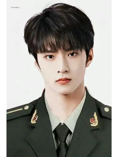 内娱男明星的证件照#业内认证的05后大电影脸～@时代少年团-刘耀文