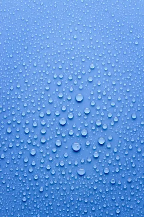 浅蓝色背景上大量的水珠