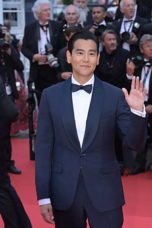彭于晏亮相戛纳开幕红毯:帅气大背头