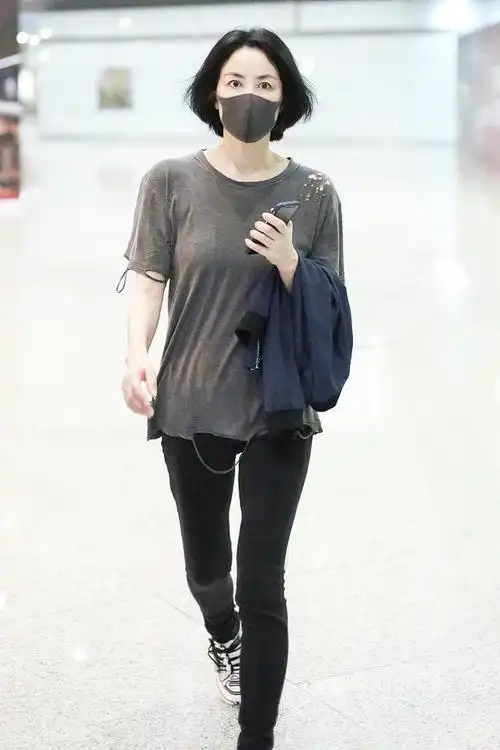 王菲高级感无敌了,烂t恤配牛仔裤也穿出大牌范,换波波头更年轻