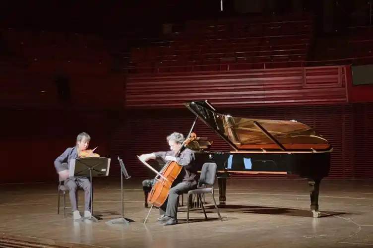 挚友三重奏和女儿听的音乐会