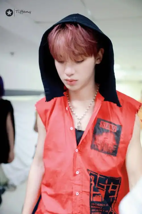 黄明昊 染的粉色这么看还挺红的