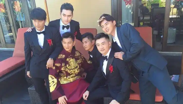 小虎队合体迎亲 吴奇隆穿龙袍带伴郎霸气出场