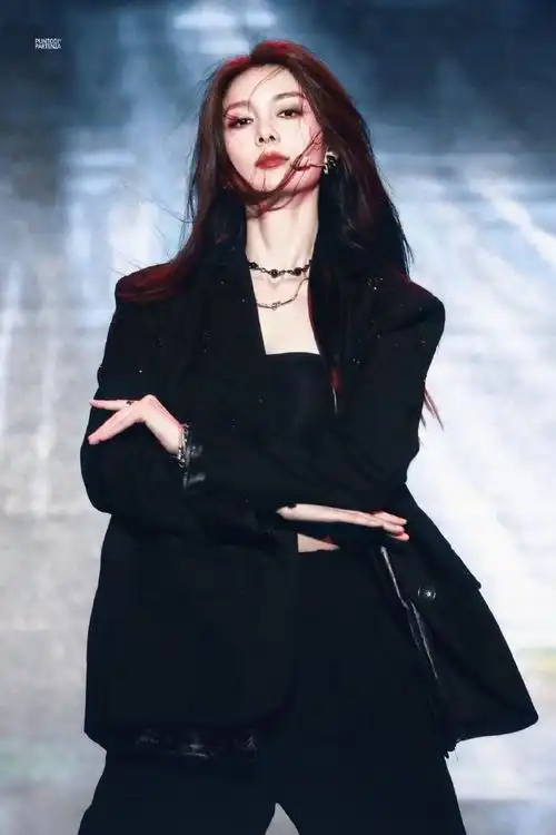 火箭少女101同框合照#你怎么知道傅菁女主电影《窗前明月咣》正在影院