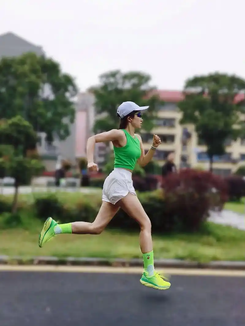 空腹晨跑10km,5点起床,8年自律,跑步时的每一次坚持,跑 - 抖音