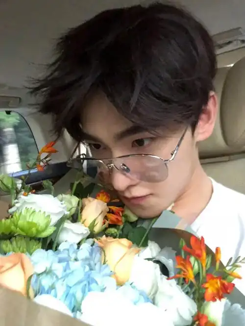 杨洋图片杨洋捧花自拍照图片