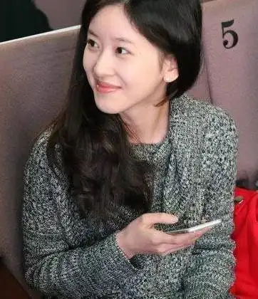 章泽天纯素颜与农民伯伯互动,高清镜头下黑痣都看清了,还美吗?