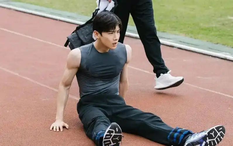 长相与身材不符的明星,赵露思谭松韵,看到彭昱畅:没开玩笑?