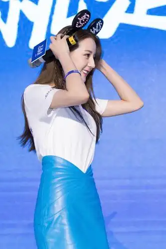 超美超可爱哒小热巴@dear-迪丽热巴 ,白t配蓝裙