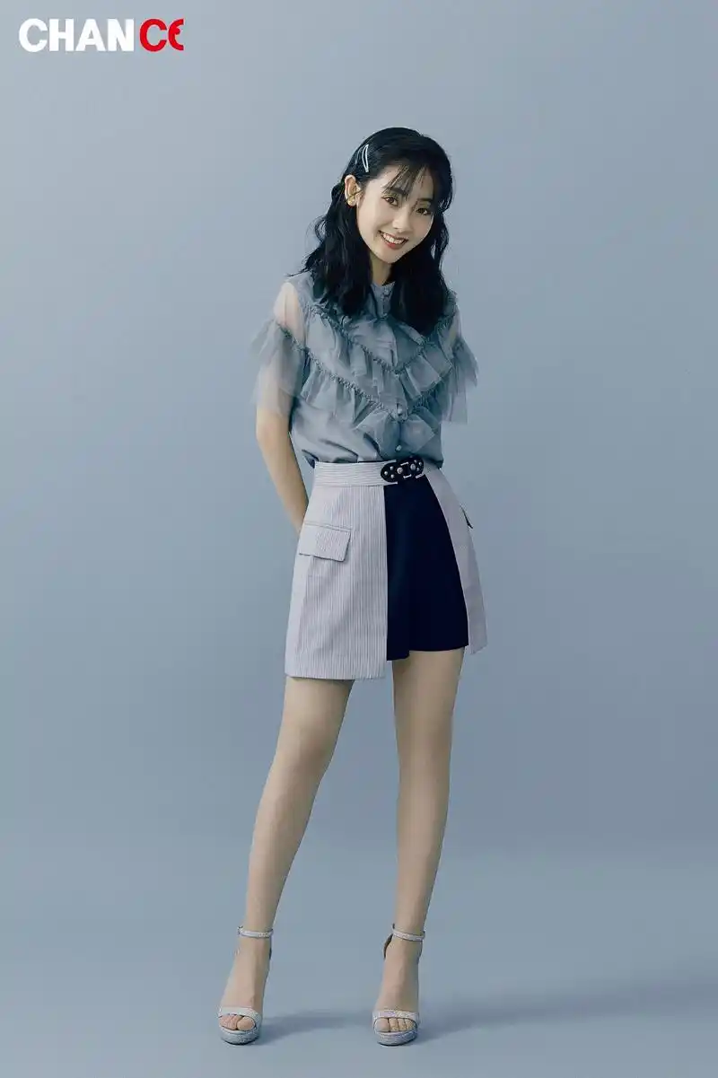 邢菲写真大片凸显时尚质感盐甜美帅兼备化身双生花