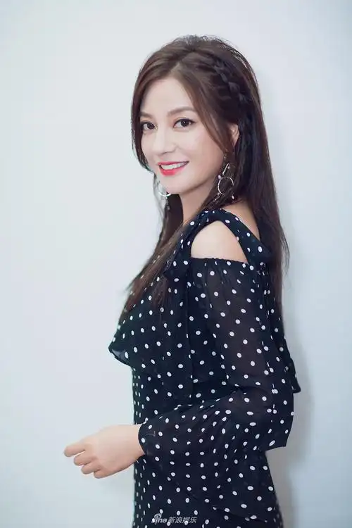 赵薇侧辫发型美成少女 灵动妩媚大眼迷人_高清图集_新浪网