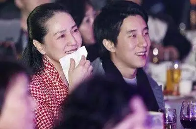 林凤娇为房祖名祈福