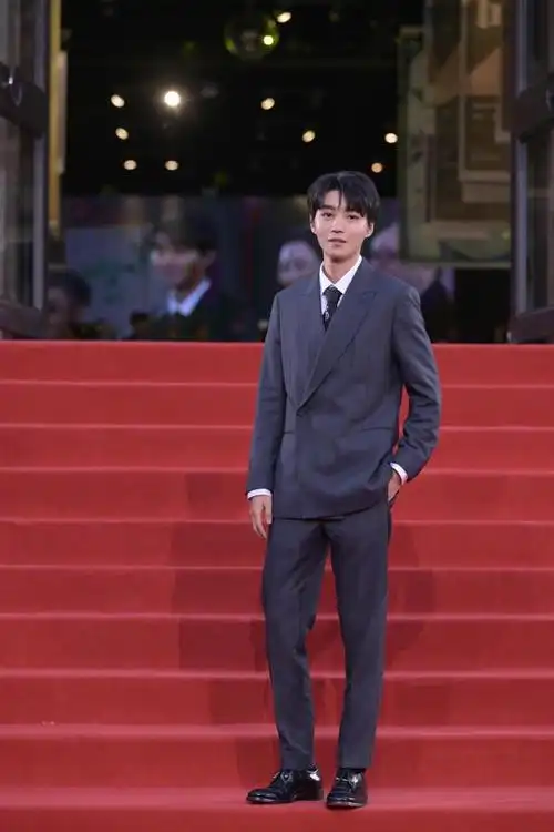 王俊凯亮相平遥开幕红毯##平遥国际电影展##王俊凯红毯全身镜头