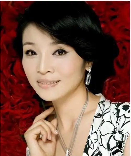 歌唱家李丹阳:无儿无女至今未婚,送走父母后才想做妈妈