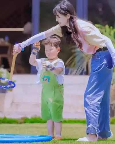 郑爽第二次见孩子并不愉快,儿子抗拒痛哭回避,可未等来母亲安慰